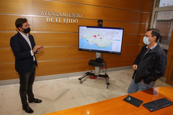 El alcalde de El Ejido presenta la nueva app para geolocalizar positivos de covid-19 en el municipio