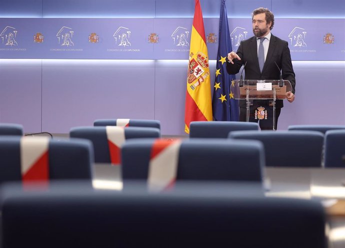 El portavoz de Vox en el Congreso de los Diputados, Iván Espinosa de los Monteros, interviene en una rueda de prensa posterior a la Junta de Portavoces