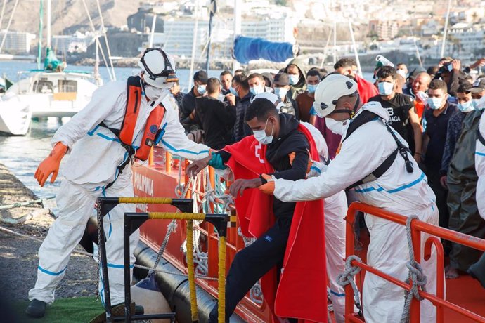Trabajadores de Cruz Roja ayudan en el Muelle a trasladar a migrantes que han interceptado en aguas canarias, en Gran Canaria, Canarias, (España), a 9 de octubre de 2020. 