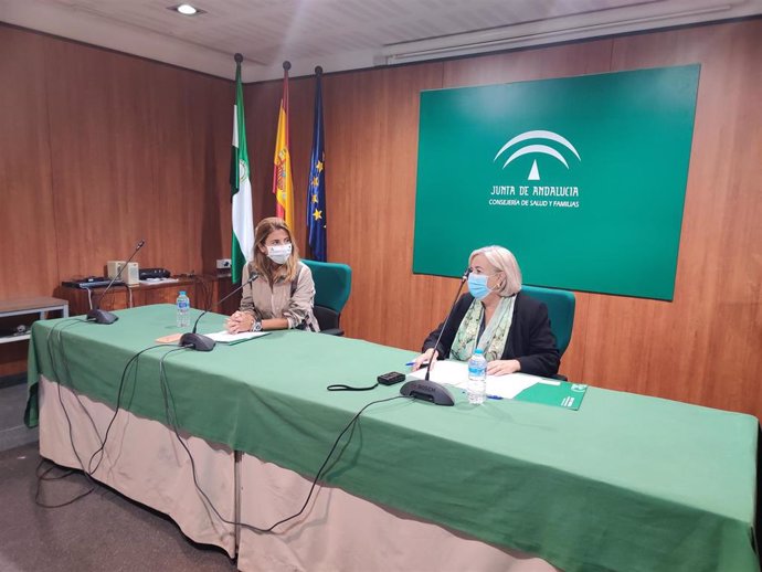 La secretaria general de Familias de la Junta de Andalucía, Ana Mata, y la delegada de Salud y Familias en Huelva, Manuela Caro, en rueda de prensa en la Delegación de Huelva.