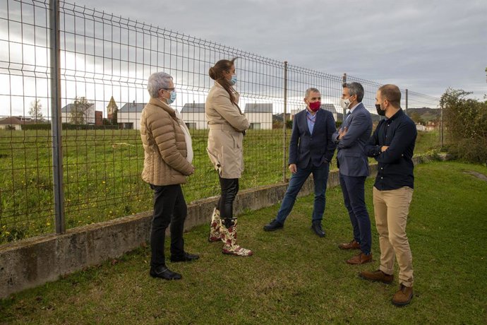 El vicepresidente y el alcalde de Bezana junto a los terrenos donde se ubicará el nuevo polideportivo