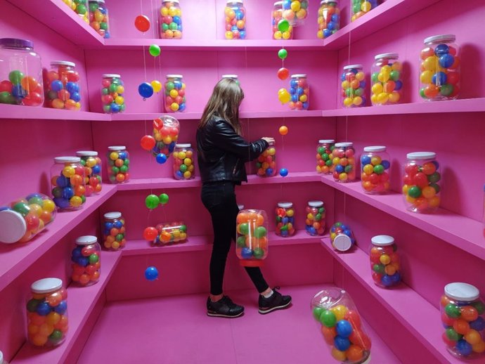 Una joven visita la exposición 'Sweet Gallery' en Vallsur.