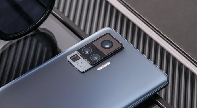 X51 5G, el nuevo móvil de vivo con 'gimbal' integrado en su cámara y un zoom que