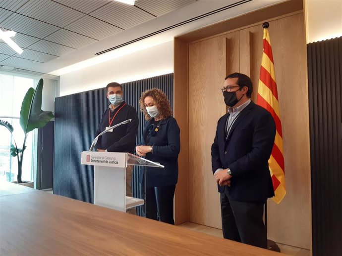 Roger Pallarols (izquierda) y la consellera E.Capella (centro)