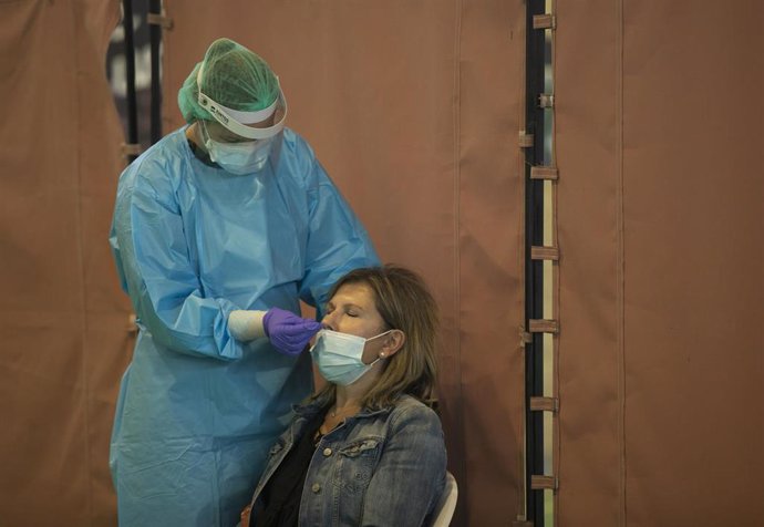 Una mujer se somete a la prueba de test antígenos para el cribado masivo de la detección del covid 19