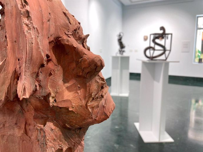 Huelva.- El escultor Martín Lagares modela este miércoles un retrato en directo 