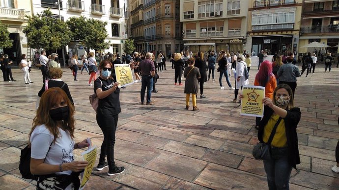 Concentración de peluqueros y esteticistas en Málaga protestan por la bajda del IVA al 10%