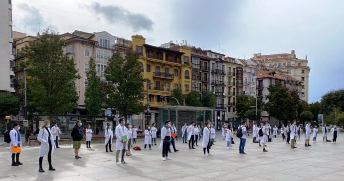 Protesta de médicos residentes de Cantabria para pedir la retirada del RD 29/2020 y mejoras de sus condiciones
