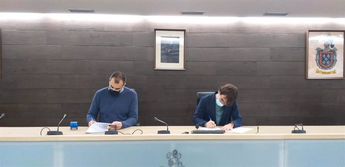 El alcalde en funciones de Burlada, Ander Carrascón Erice, y el director de Medicus Mundi en Navarra, Diego de Paz Ballesteros, firman un convenio para un proyecto de mejora de la salud en Senegal.
