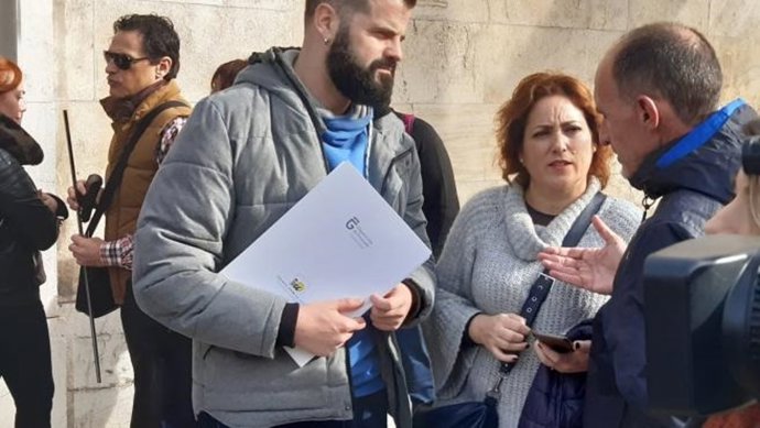 La coordinadora provincial de IU, María Carmen Pérez, ante la sede de la Junta, en imagen de archivo