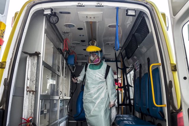 Desinfección de una ambulancia en el Hospital Base San José de Osorno