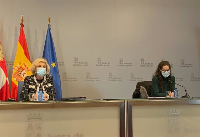 La consejera de Sanidad, Verónica Casado (izq), junto a la responsable de rastreo en el Centro de Salud Parquesol Laura Ruiz (Dcha).