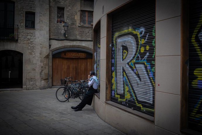 Un camarero de un bar durante el tercer día de la entrada en vigor de las nuevas restricciones en Cataluña, en Barcelona, Cataluña (España) a 19 de octubre de 2020. El pasado viernes 16 de octubre entraron en vigor las nuevas restricciones decretadas po
