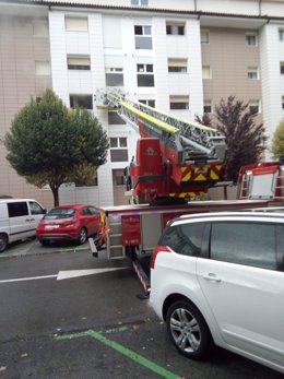 Dos intoxicados leves en un incendio en Barañáin que obliga a desalojar un edificio.