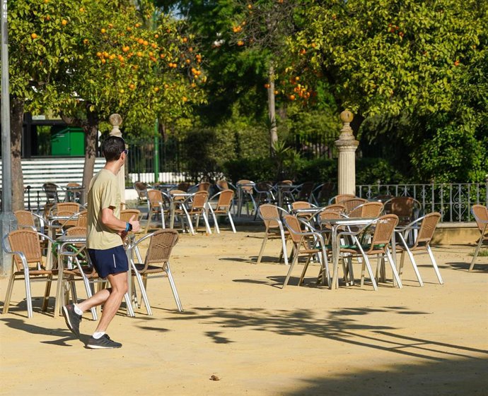 Un joven hace deporte en el parque de María Luisa