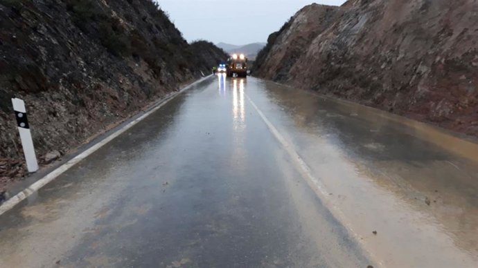 Una carretera de la Cuenca Minera de Huelva tras un temporal en una imagen de archivo.