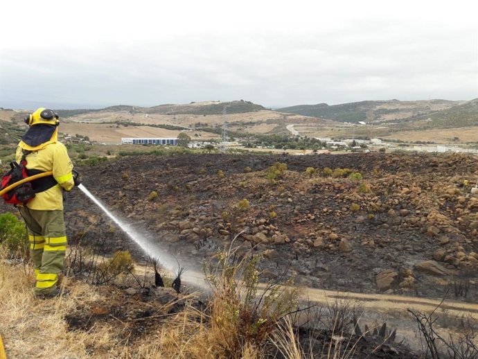 Tareas de remate en un incendio de Estepona
