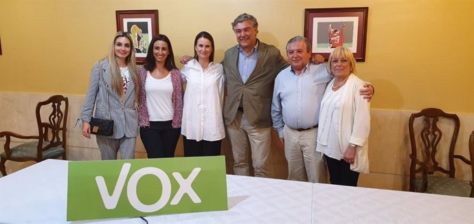 El candidato de Vox a la Alcaldía de Gijón, Eladio de la Concha (en el centro de la imagen), tras los resultados electorales del domingo