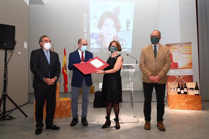 El presidente del Gobierno de Aragón, Javier Lambán, ha entregado el Premio de las Letras 2019 a la escritora y profesora Ana Alcolea