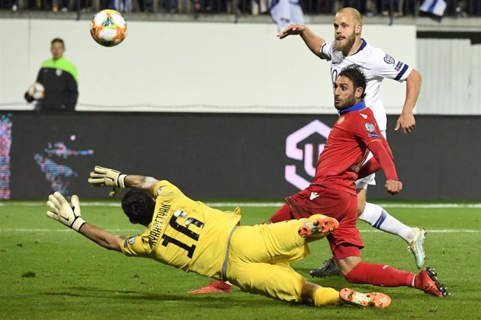 El jugador finlandés Teemu Pukki marca un gol ante Armenia en un partido disputado en el Veritas Stadion