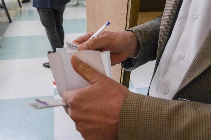 Autoridades simulan votacion y revisan medidas sanitarias para el plebiscito en Chile
