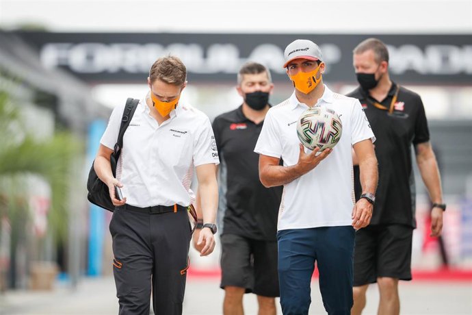 Carlos Sainz pasea por el circuito de Sochi