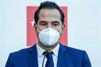 Madrid pide bajar el IVA de las mascarillas al 4% y el Gobierno se compromete a estudiarlo