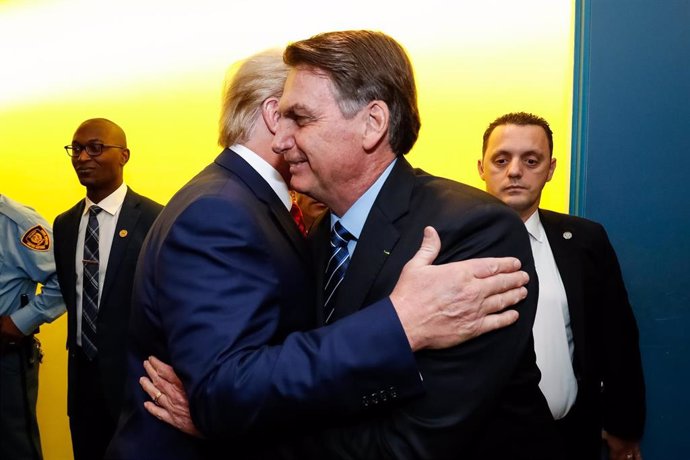 El presidente de Brasil, Jair Bolsonaro, y el presidente de Estados Unidos, Donald Trump, se dan un abrazo. 