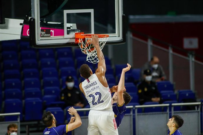 Walter Tavares machaca el aro en el partido entre el Real Madrid y el Monbus Obradoiro de la Liga Endesa 2020-2021