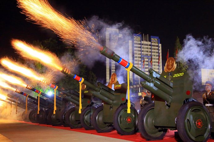 Tropas norcoreanas disparando unidades de artillería durante el desfile militar que marca el 75 aniversario de la fundación del Partido de los Trabajadores.