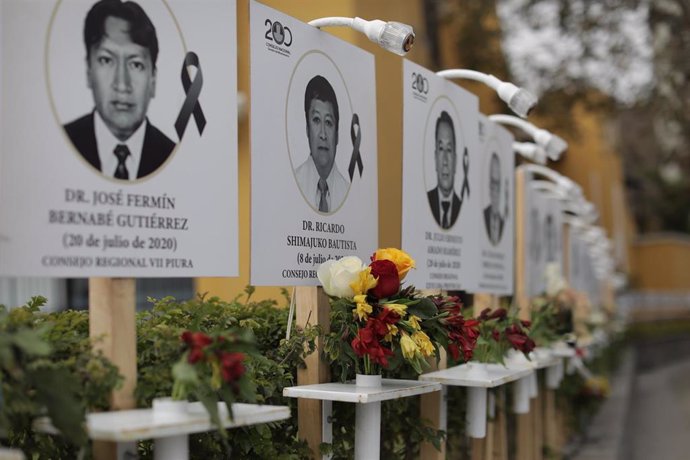 Homenaje en un hospital de Lima, Perú, a los médicos que han fallecido mientras combatían a la COVID-19 en el país.