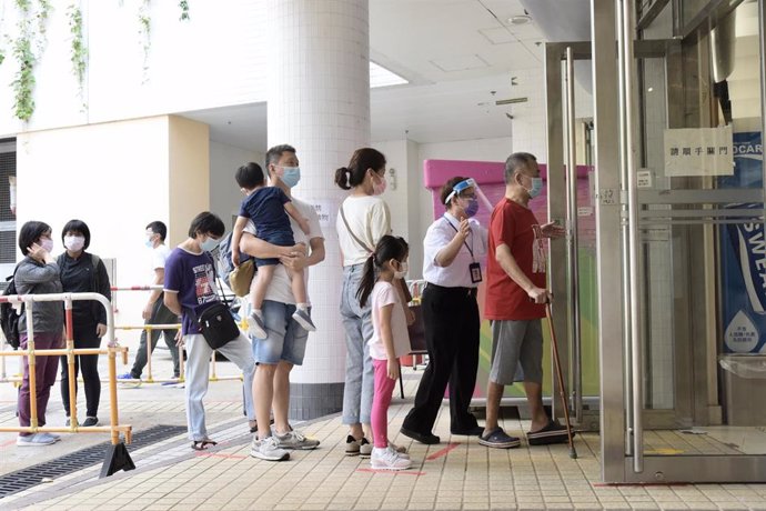 Un grupo de personas espera su turno para someterse a una prueba de coronavirus.