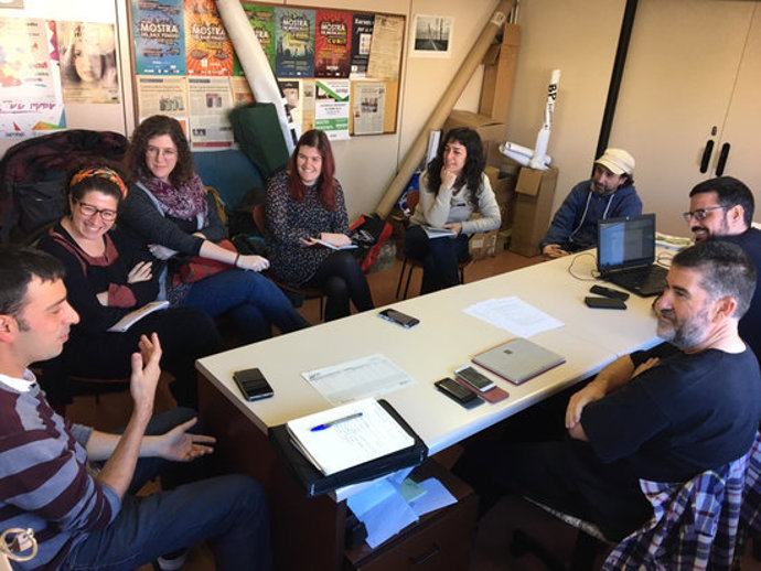 Pla general d'una reunió dels membres de la Xarxa d'Entitats per l'Economia Social i Solidria del Baix Peneds. Imatge publicada el 21 d'octubre del 2020 (horitzontal)