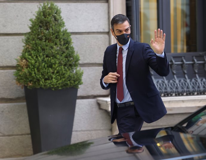 El presidente del Gobierno, Pedro Sánchez, saluda a su llegada al pleno en el que se debate la moción de censura planteada por Vox.