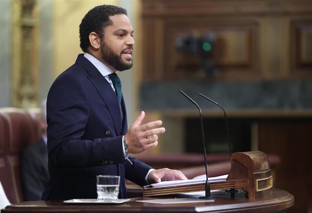 El diputado de Vox, Ignacio Garriga,  defiende la moción de censura