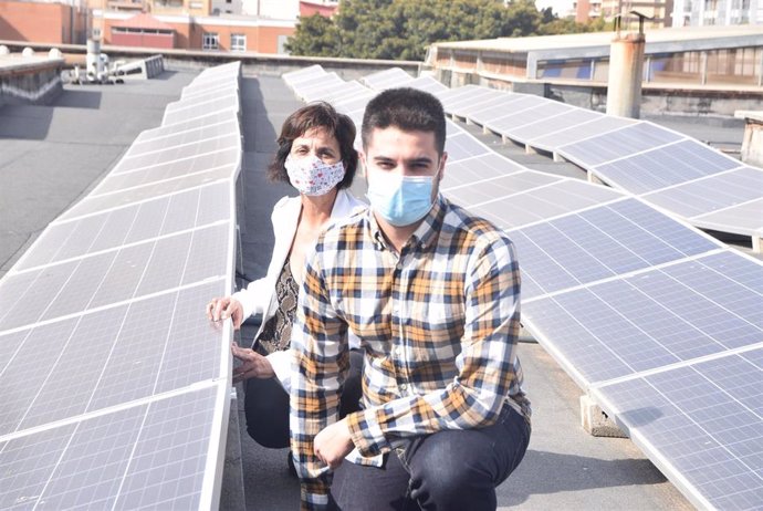 Imagen del autor del TFG y su directora en una instalación fotovoltaica de la UPCT, así como declaraciones de ambos en audio