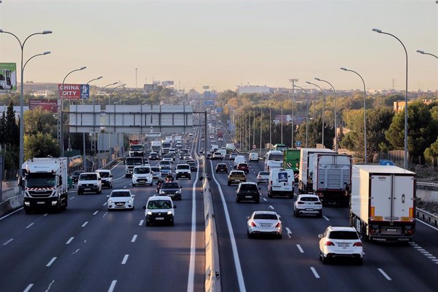 Tráfico en la autovía A-4 con la M-50, en Madrid. 
