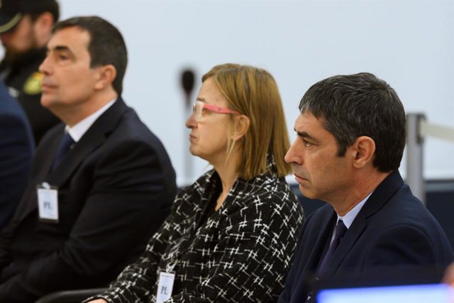 L'exdirector dels Mossos d'Esquadra, Pere Soler (E); l'exintendent dels Mossos d'Esquadra, Teresa Laplana (C); i el major dels Mossos d'Esquadra, Josep Lluís Trapero (D) a l'Audiència Nacional. Madrid (Espanya), 20 de gener del 2020.
