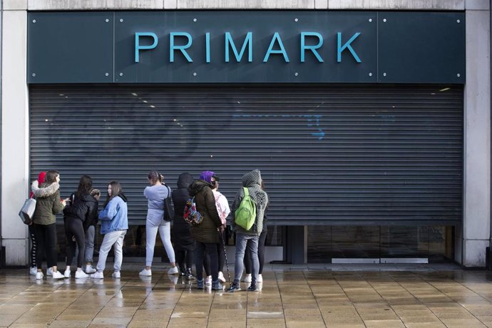 29 June 2020, Scotland, Edinburgh: People wait outside the Primark store on Princes Street, which reopens today as part of Scotland's phased plan to reduce the coronavirus lockdown restrictions. Photo: Jane Barlow/PA Wire/dpa