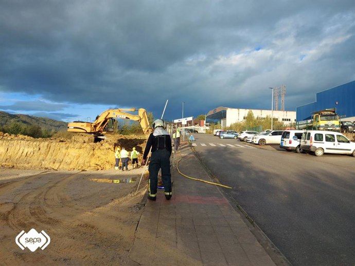 Bomberos actúan ante una fuga de gas en Nava.