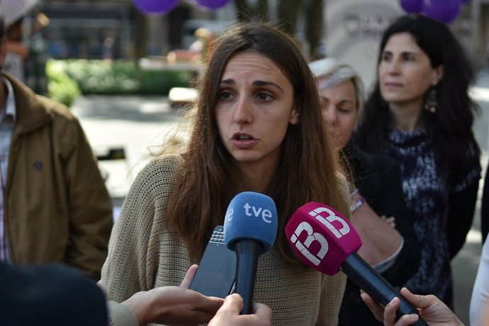 La diputada por Baleares, Lucía Muñoz (Unidas Podemos), atendiendo a la prensa
