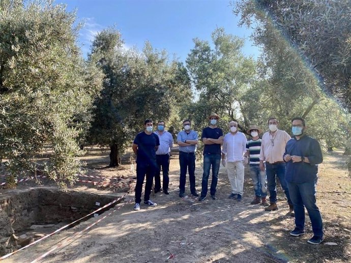 Álvarez (Dcha.), En Una Visita Al Yacimiento Arqueológico Donde Se Ha Intervenido, En Una Imagen De Archivo.