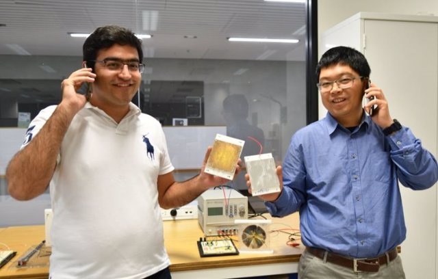 El candidato a doctorado Mohammad Khorsand y el profesor Youhong Tang con el prototipo TENG
