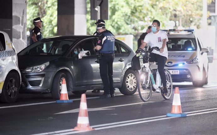 Agentes de la Policía Municipal de Madrid realizan controles de movilidad
