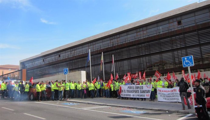 Manifestación de trabajadores del transporte sanitario en la sede de Sanidad