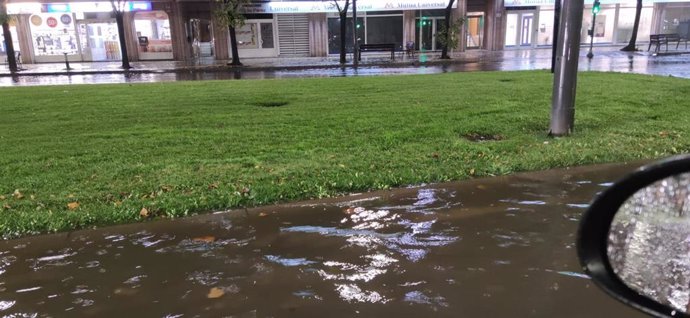 Ciudadanos León. Calle de la ciudad anegada después de las lluvias caídas este martes.