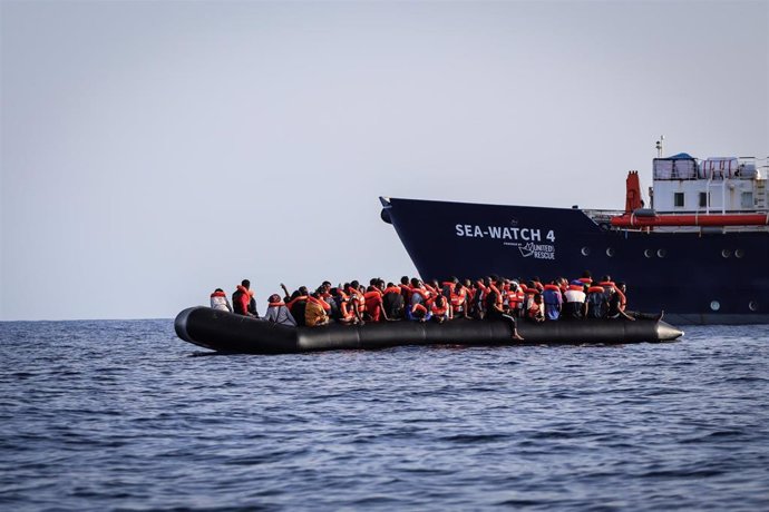 Migrantes rescatados por el barco 'Sea Watch 4'
