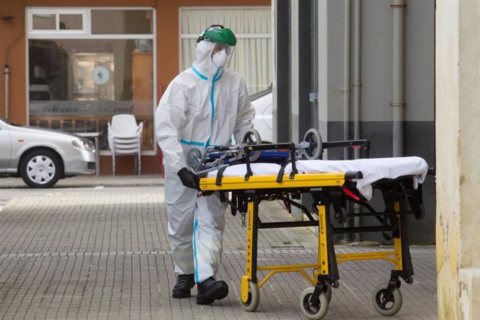 Sanitarios entran en una vivienda de Foz, en la comarca gallega de A Mariña (Lugo), que estará cerrada durante cinco días tras declararse un brote de coronavirus que afecta a más de un centenar de personas, a 5 de julio de 2020.