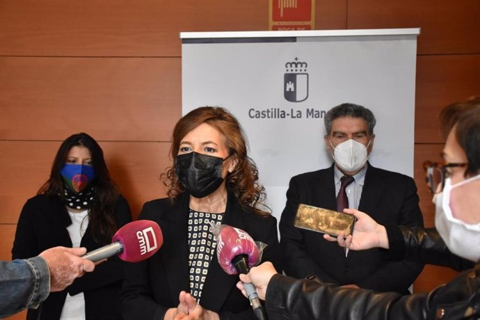 La consejera de Bienestar Social, Aurelia Sánchez, atiende a los medios.