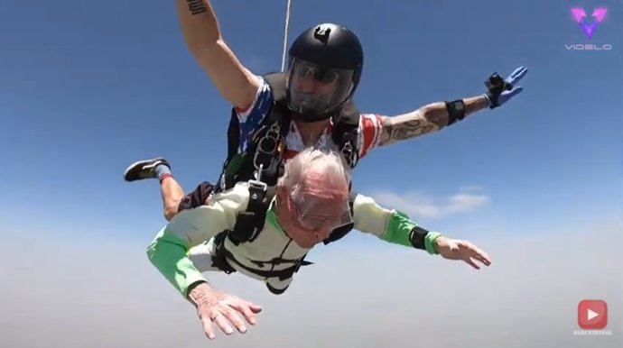 Este hombre de 103 años bate un récord mundial lanzándose en paracaídas en tándem